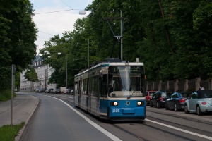 Wagen 2105 erreicht gleich die Haltestelle Mauerkircherstraße