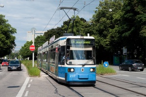 Wagen 2117 fährt, hier als Tram 18, vom Effnerplatz kommend in die Haltestelle Herkomerplatz ein